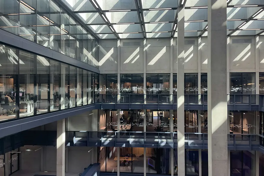 buerogebaeude Foto des Inneren eines modernen Bürogebäudes
